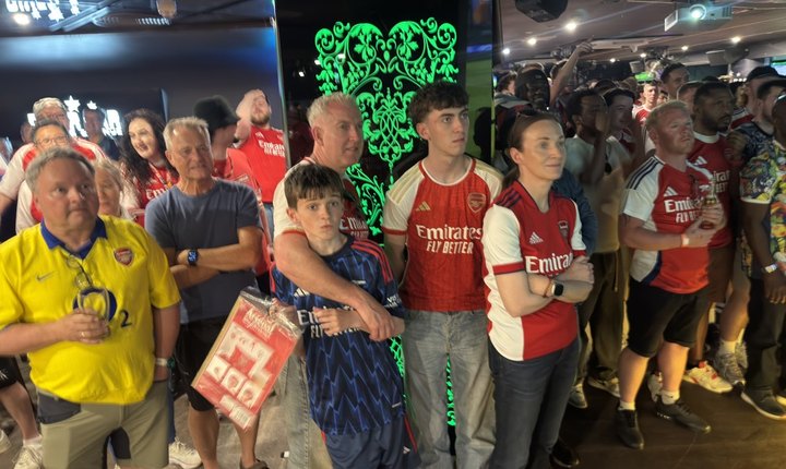 Arsenal supporters together in Dublin